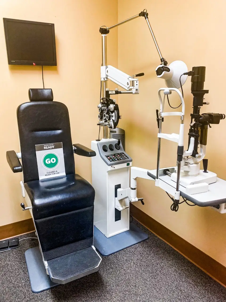 Exam room with medical equipment at De Zavala Eyetx.