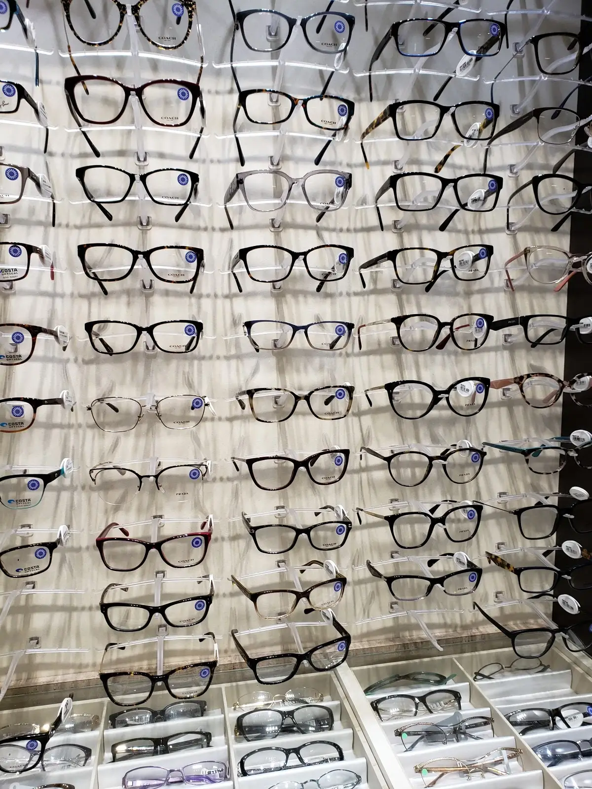 Dispensary EyeTX Vision Center Atascoca optometrist's office.