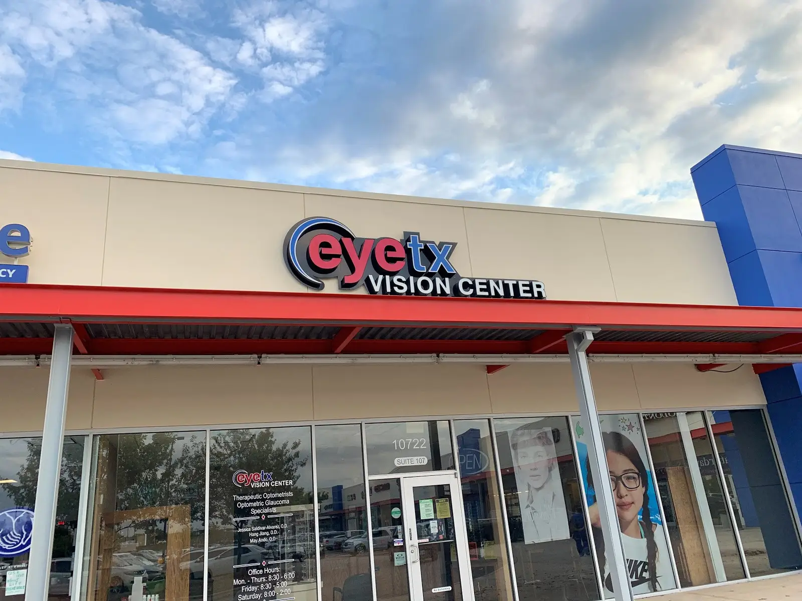 Exterior view of Eyetx optometrist's office.