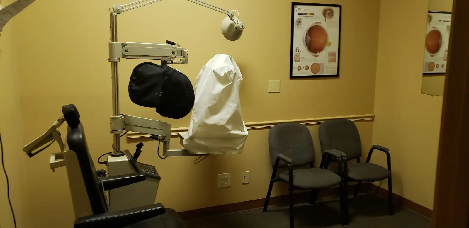 Exam room at EyeTX San Pedro.