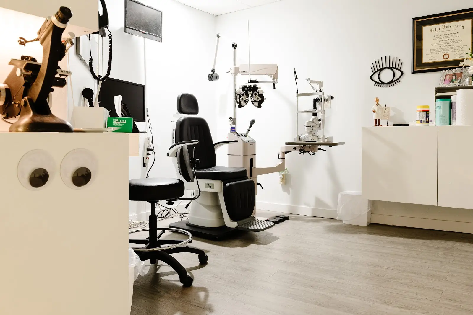 Picture of exam room inside Eyetique on Murray Avenue