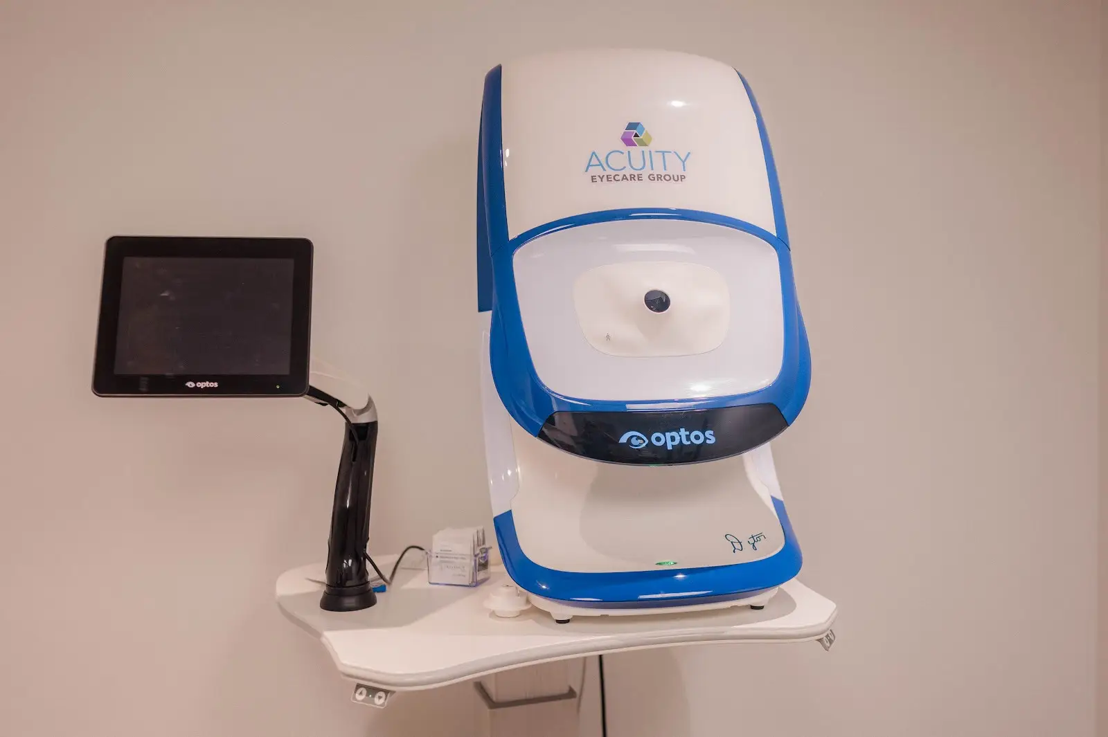 Optos medical machine in the exam room at ECS Illinois Quincy