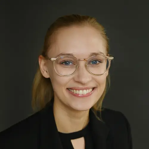 Alexandra Troyer (Couch)