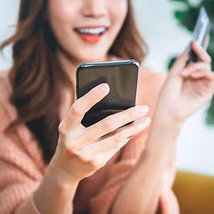 girl with mobile