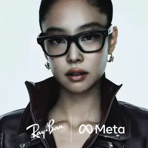 Image of a woman wearing Ray-Ban glasses and a leather jacket with the Ray-Ban and Meta logos