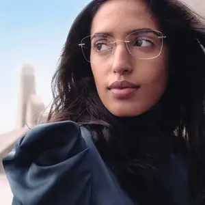 model with frameless glasses
