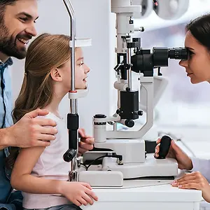 dad with daughter in ophthalmology clinic